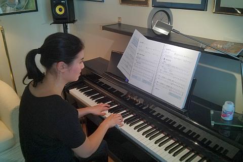Richtige Sitzhaltung, Finger und Armhaltung müssen auch erlernt werden. Nur so führt der Klavierunterricht zum Erfolg!